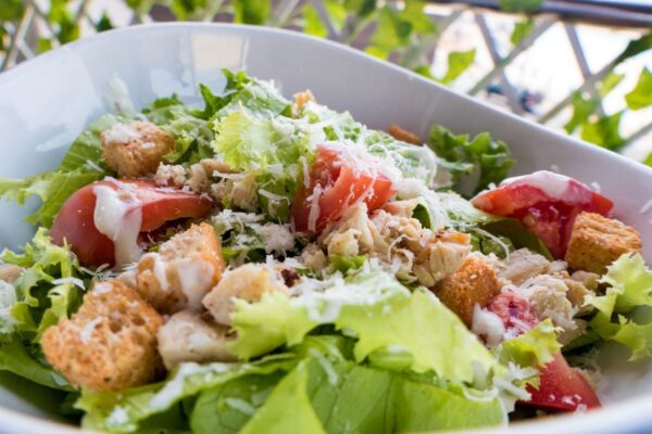 Salada de Frango Caesar